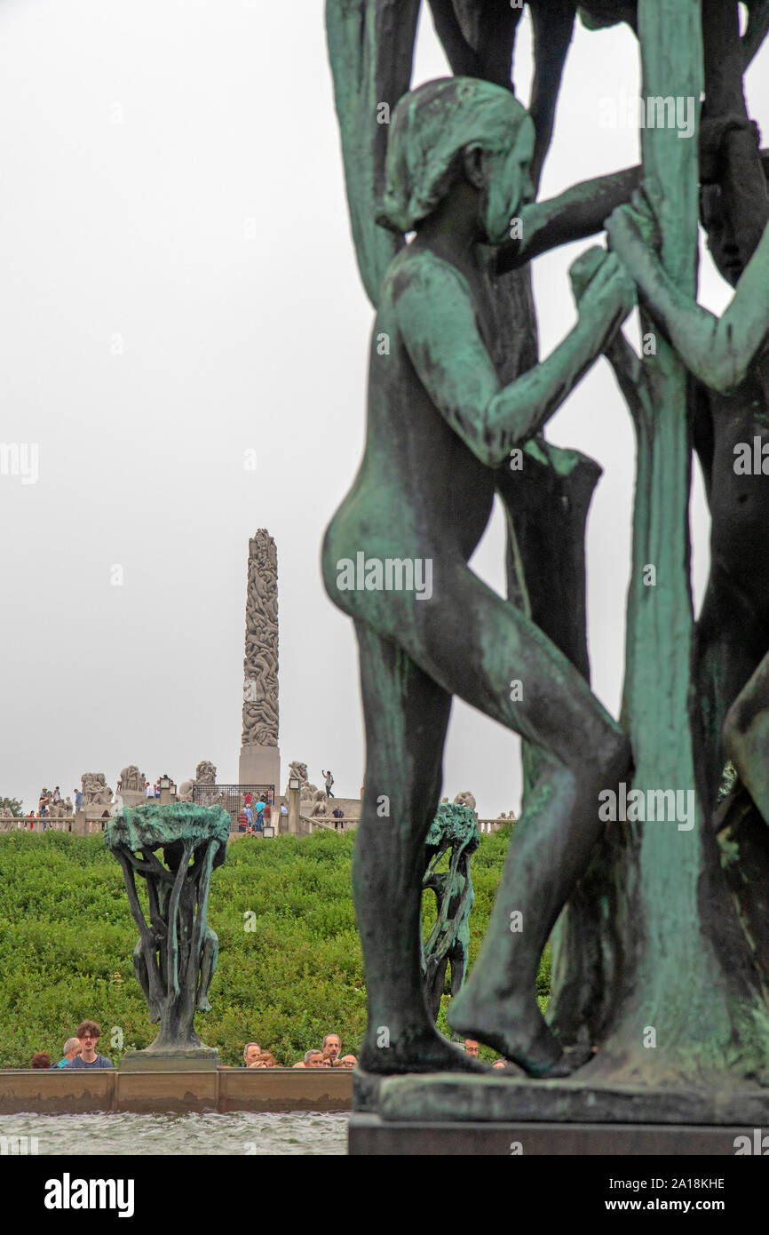 Statue in bronzo e il monolito di Vigeland park (Parco Frogner) Foto Stock