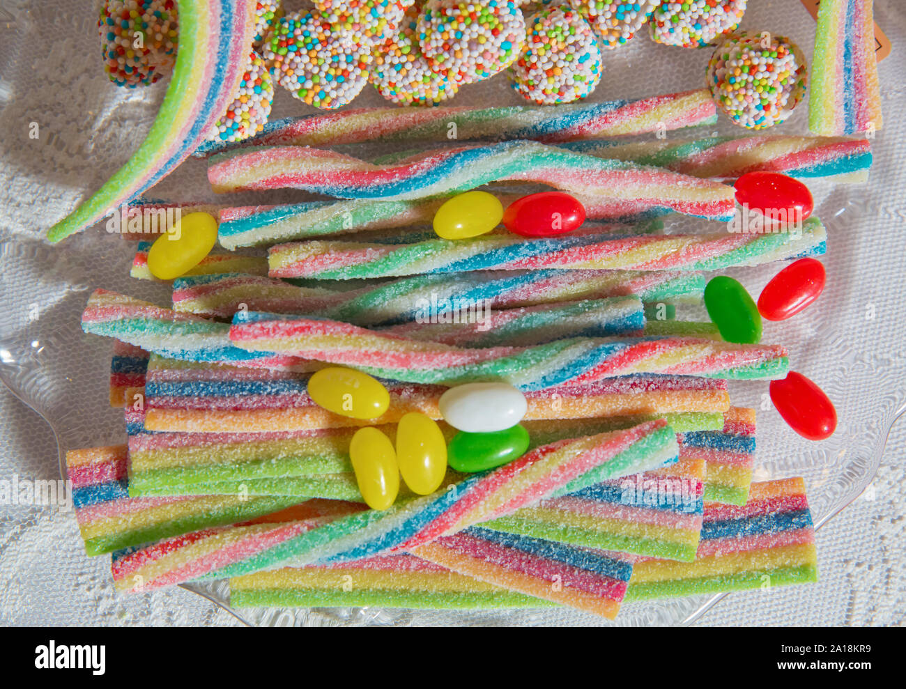Colorate caramelle gommose pattern su uno sfondo bianco. . Unicorn Rainbow  candy stripes background close up . Un pizzico di zucchero . round caramelle  colorate Foto stock - Alamy