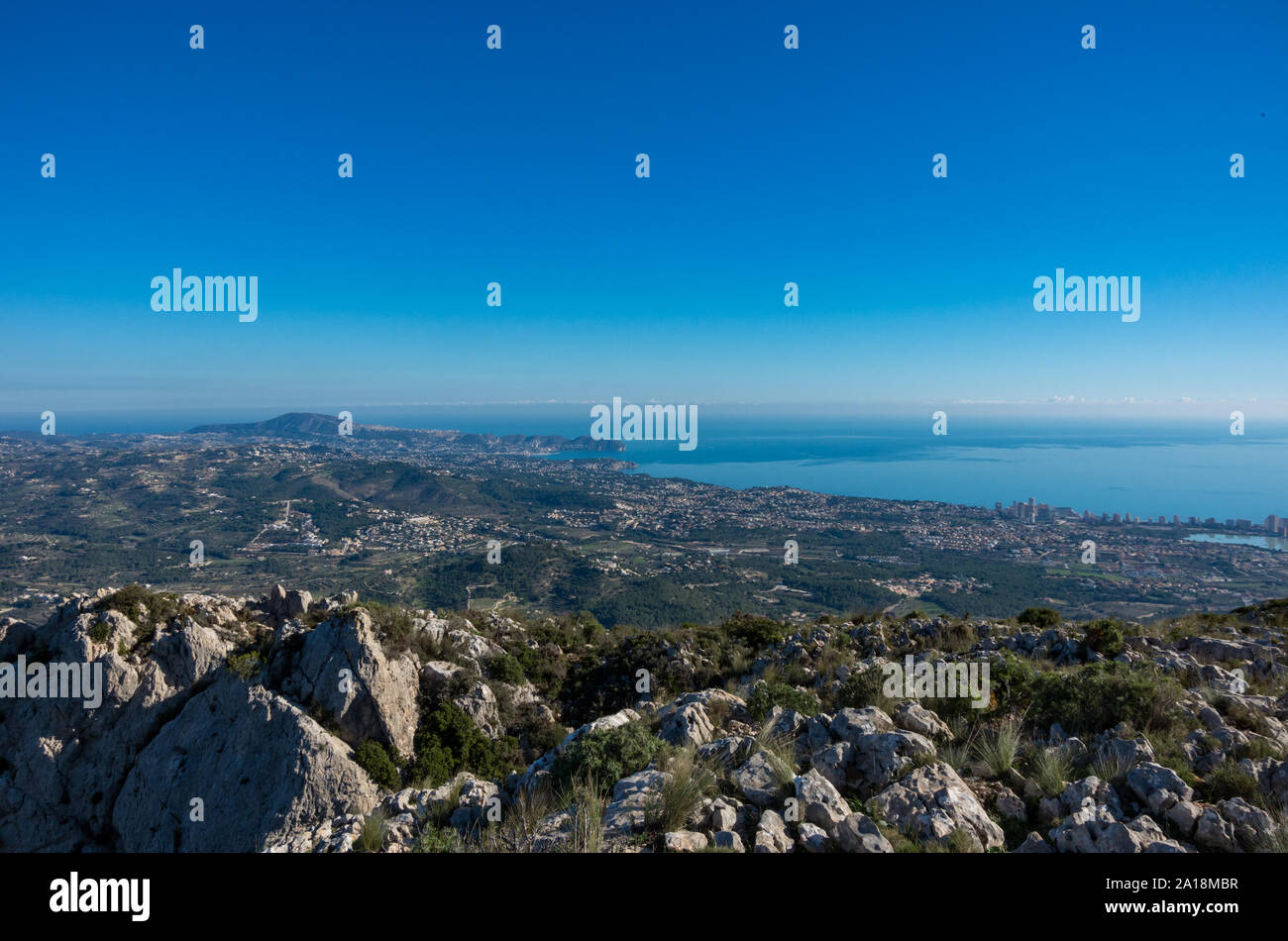 Vista panoramica al mare Mediterraneo e Calp area dalle scogliere sulla catena montuosa Serra d'Oltà, Spagna Foto Stock