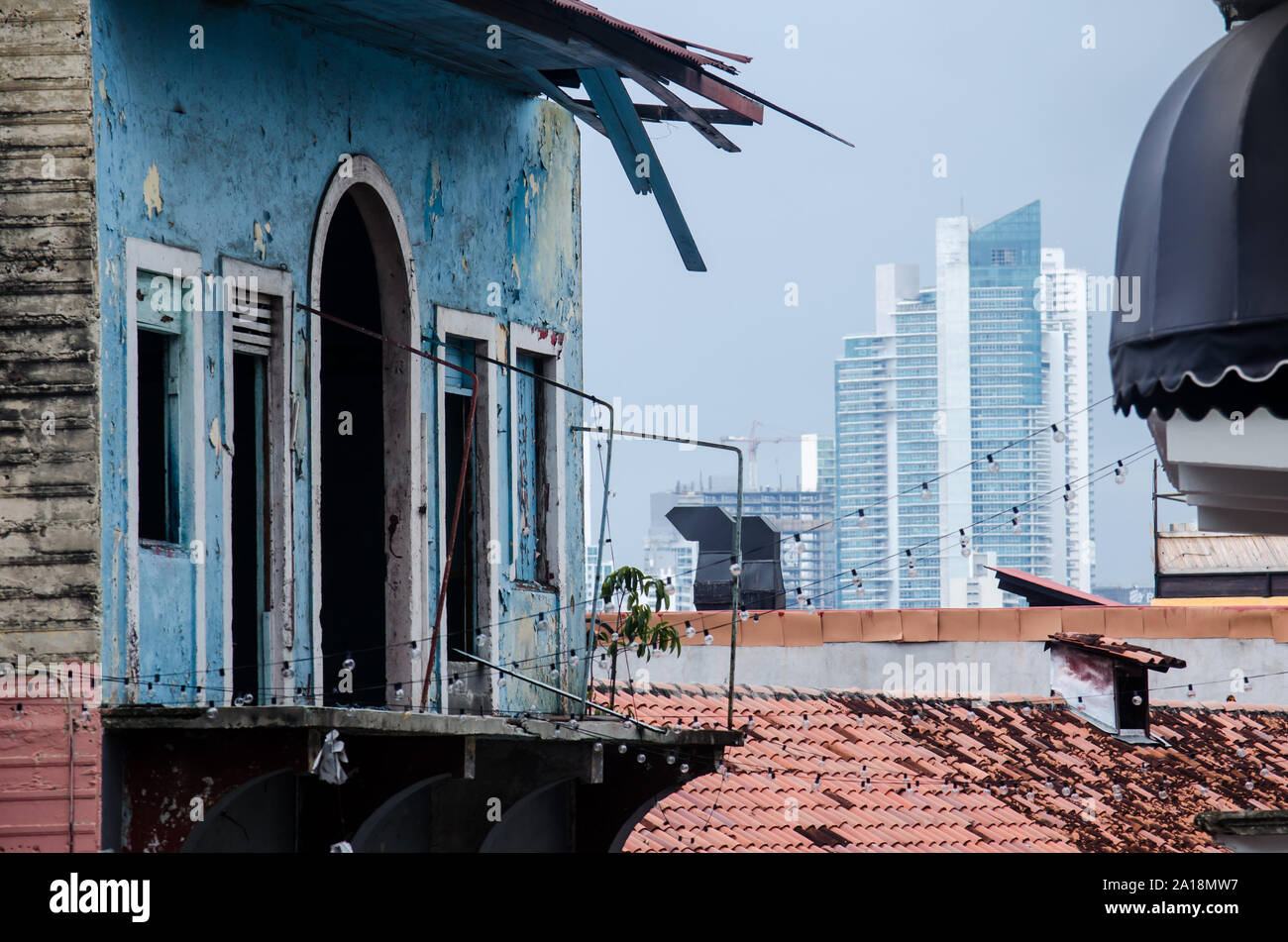 Panama City edifici è visto attraverso la vecchia balconi del Casco Antiguo Foto Stock