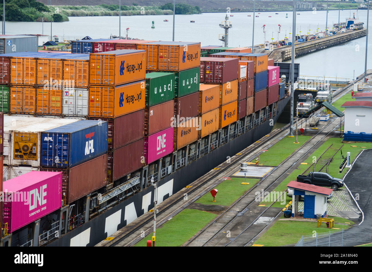 Navi container in transito attraverso il territorio della Miraflores Locks Foto Stock