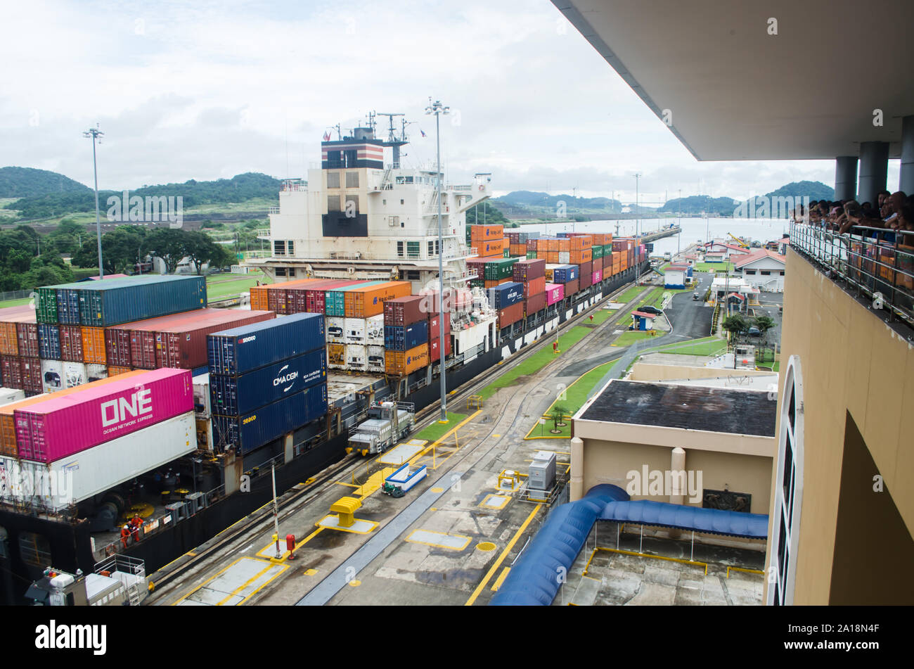 Navi container in transito attraverso il territorio della Miraflores Locks Foto Stock