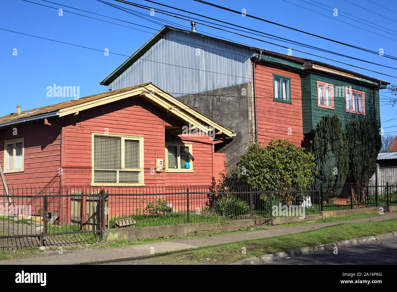 OSORNO, Cile - 12 settembre 2015: casa tipica della regione di legno e metallo ondulato tetto nella città di Osorno in Cile Foto Stock