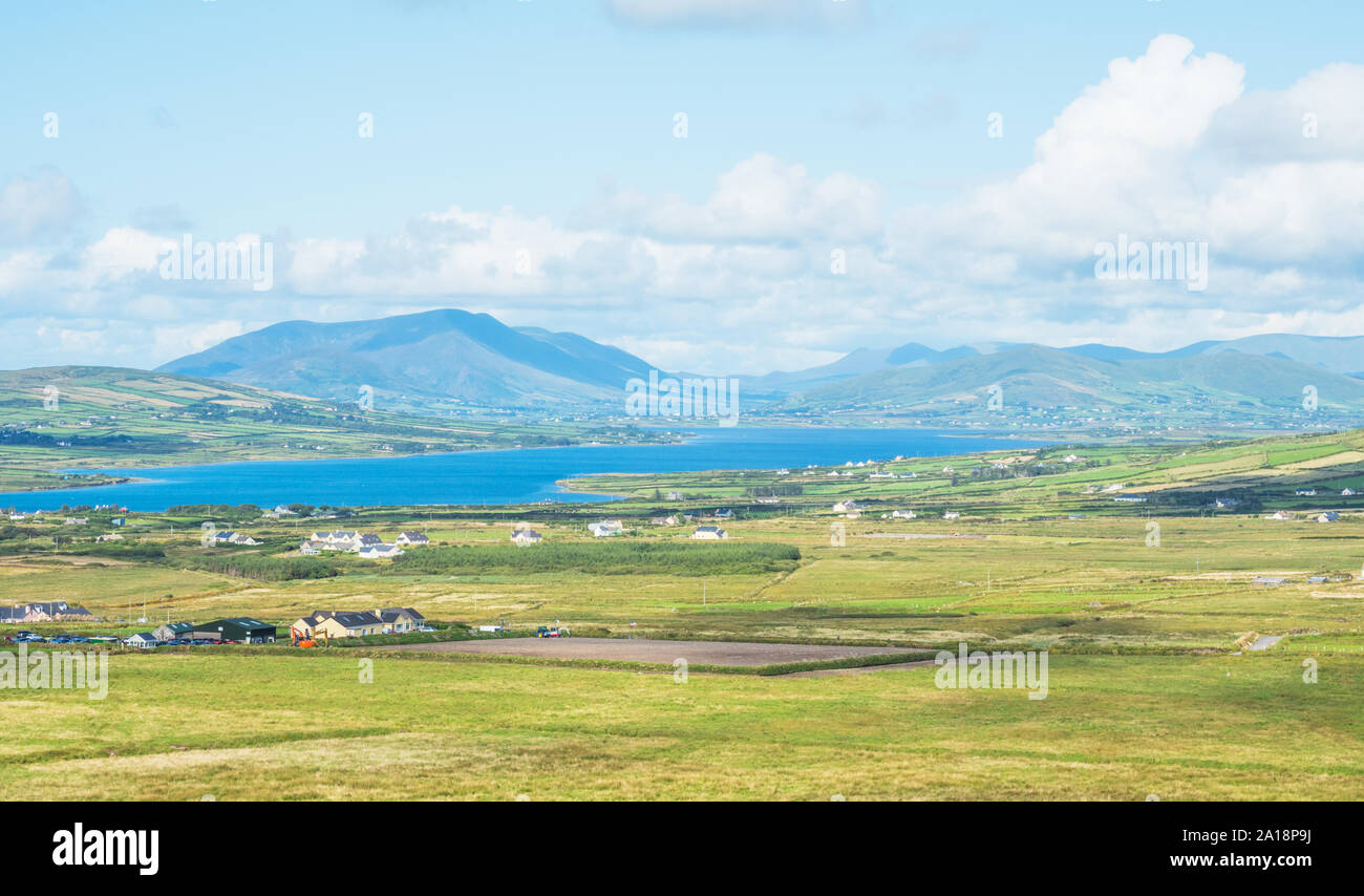 Aziende agricole lungo la Skellig Ring costa nella Contea di Kerry, Irlanda. Valentia Island è situato sulla sinistra. Foto Stock