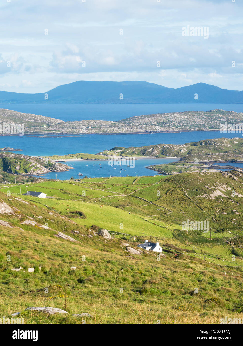 Una vista panoramica da Com un Chiste Pass, Ring of Kerry, Iveragh Peninsula, nella contea di Kerry, Irlanda, Europa. Foto Stock