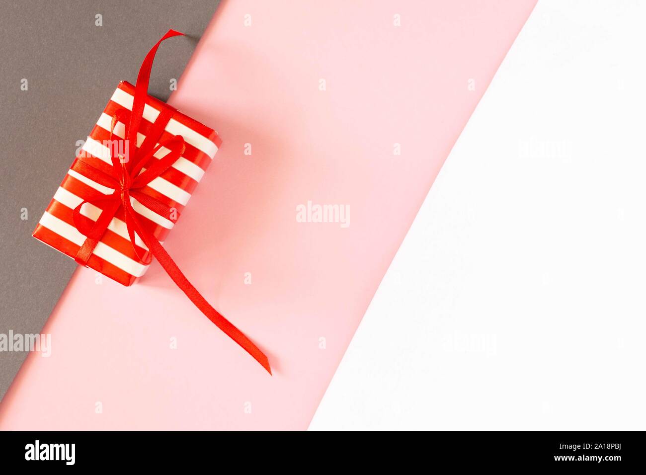 Festive luminoso colorato, regalo con nastro e prua su carte colorate Foto Stock