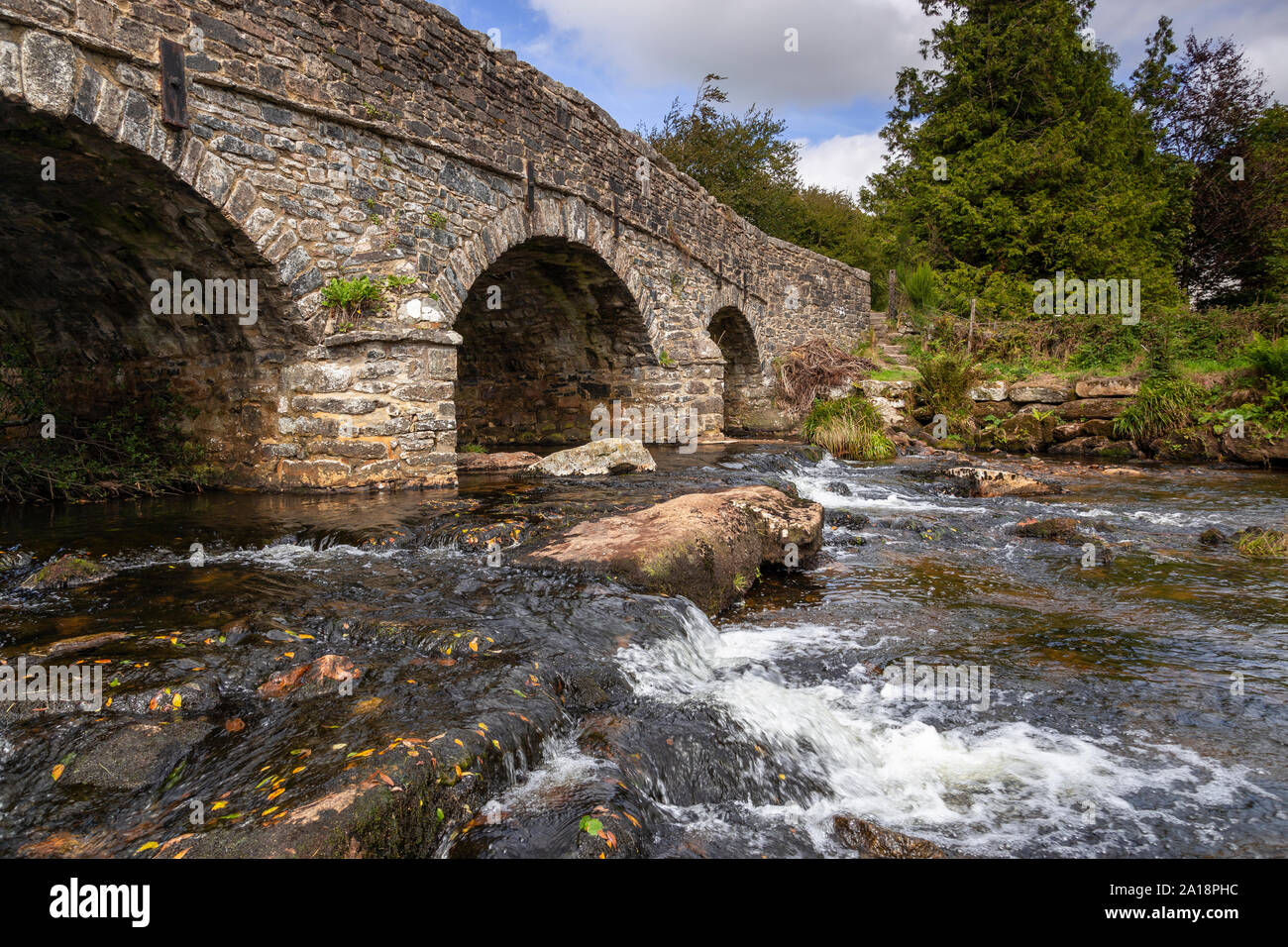 Arco in pietra ponte a Postbridge su Dartmoor Devon, Inghilterra Foto Stock