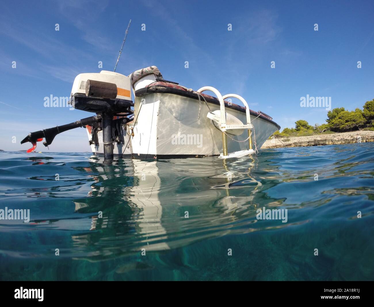 Closeup shot della barca galleggiante sul limpido azzurro mare adriatico Foto Stock