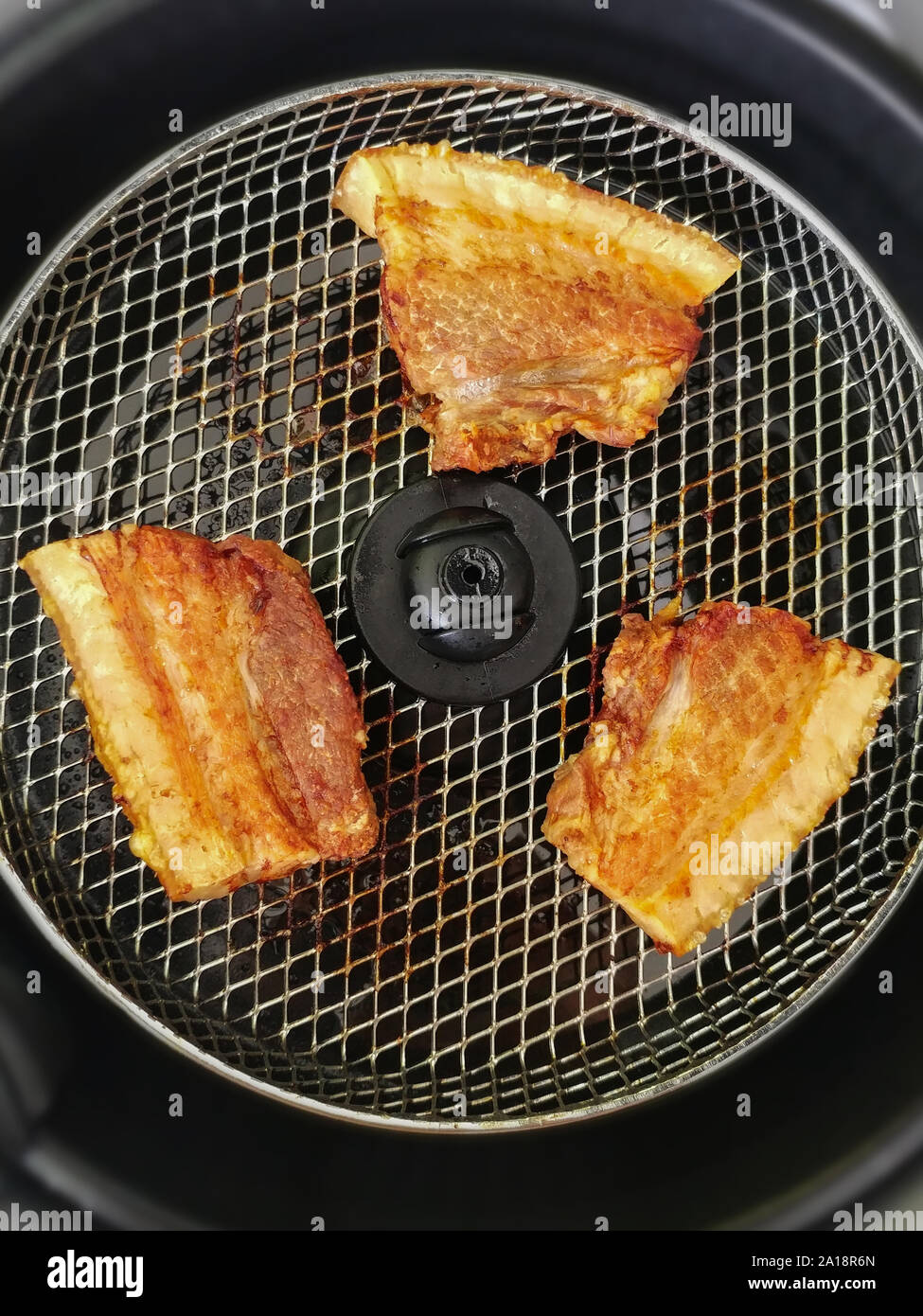 Aria senza olio fritto croccante maiale fatto di aria frier. Foto Stock