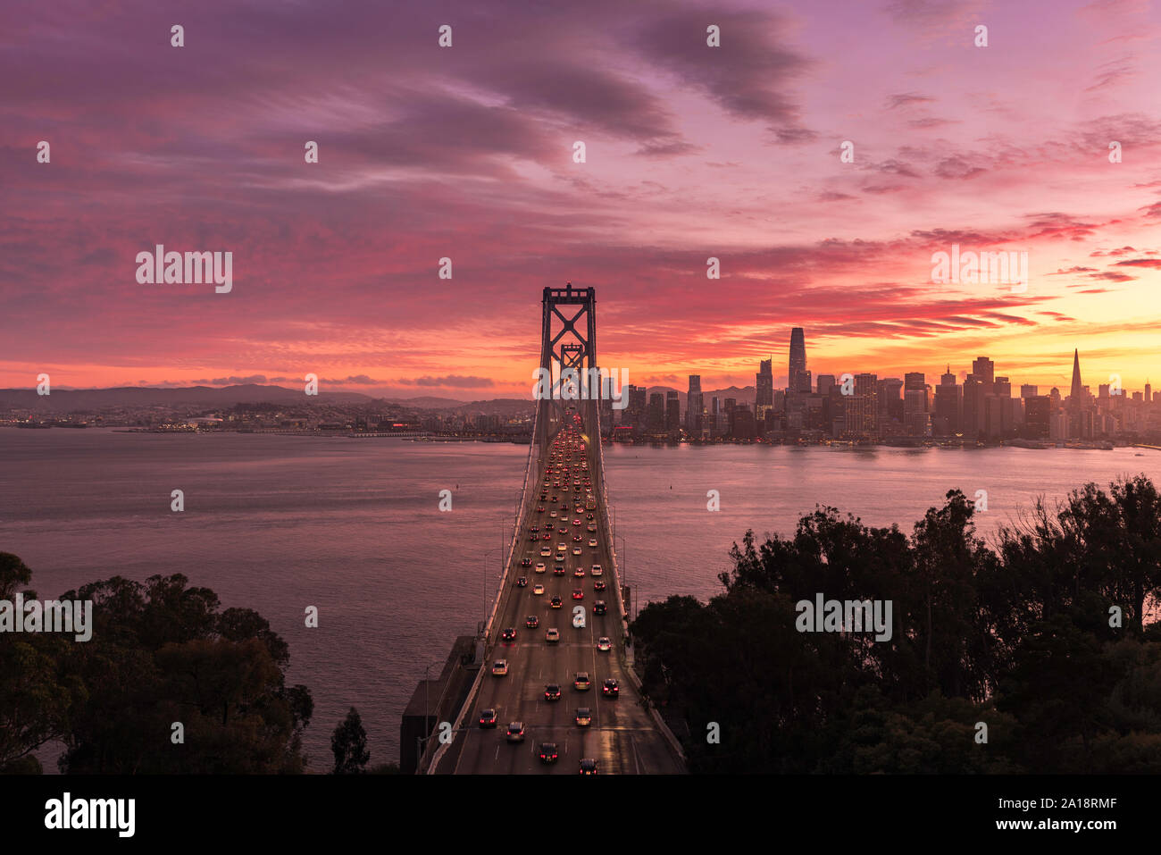Il San Francisco Oakland Bay Bridge durante il tramonto Foto Stock
