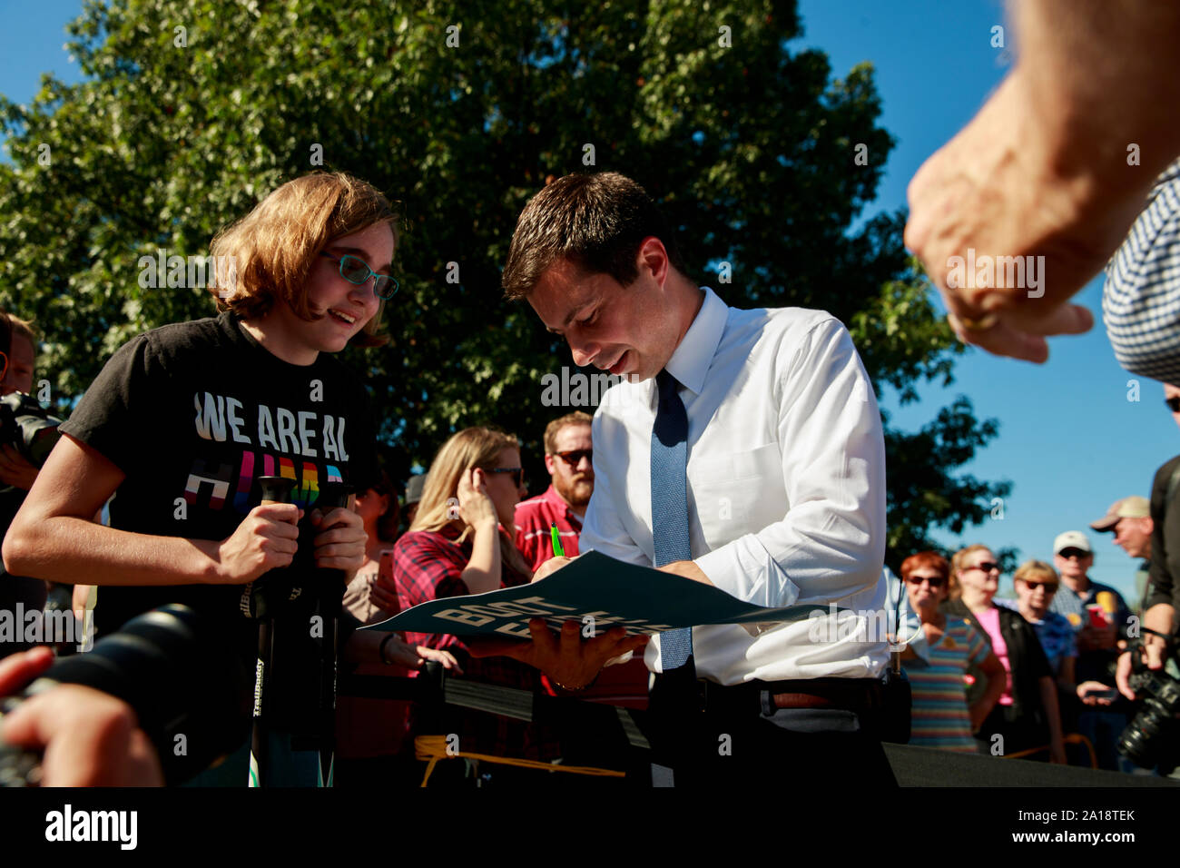 Clinton, Stati Uniti. 24Sep, 2019. South Bend, Indiana Sindaco Pete Buttigieg, chi è in esecuzione per la nomination democratica per la presidenza degli Stati Uniti riunisce con suo sostenitore Bridgette Bissell, un 16-anno-vecchio con autismo, come egli le campagne di Clinton, Iowa. Buttigieg era su una quattro giorni di campagna bus tour di Iowa. Credito: SOPA Immagini limitata/Alamy Live News Foto Stock