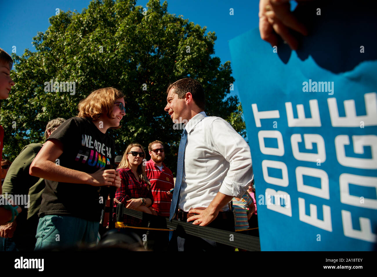 Clinton, Stati Uniti. 24Sep, 2019. South Bend, Indiana Sindaco Pete Buttigieg, chi è in esecuzione per la nomination democratica per la presidenza degli Stati Uniti riunisce con suo sostenitore Bridgette Bissell, un 16-anno-vecchio con autismo, come egli le campagne di Clinton, Iowa. Buttigieg era su una quattro giorni di campagna bus tour di Iowa. Credito: SOPA Immagini limitata/Alamy Live News Foto Stock