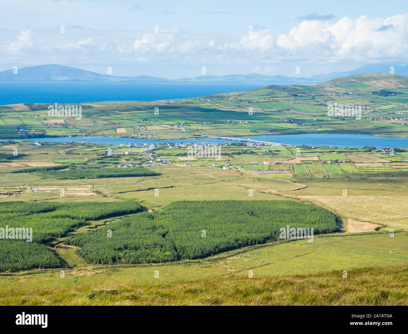 La città di Portmagee sul Skellig Ring costa nella Contea di Kerry, Irlanda. Valentia Island è situato in background. Foto Stock