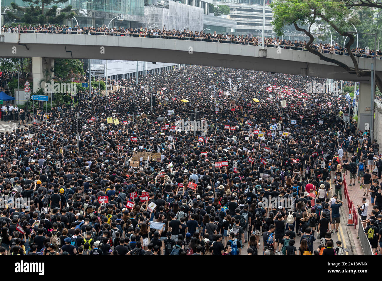 Il marzo passa il Pacific Place in Admiralty dove un manifestante chiamato impermeabile l uomo è caduto per la sua morte dopo l apertura di un banner di protesta dell'edificio. Ma Foto Stock
