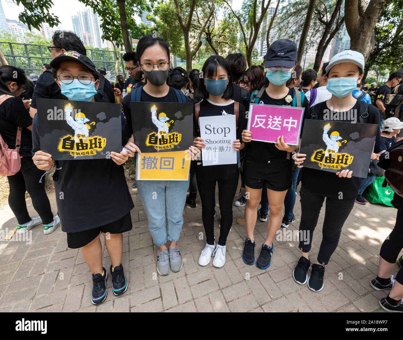 Gli studenti della scuola unirsi alla protesta.manifestanti marzo a Hong Kong contro la legge in materia di estradizione presentata dal Chief Executive Carrie Lam. La sospensione della bi Foto Stock