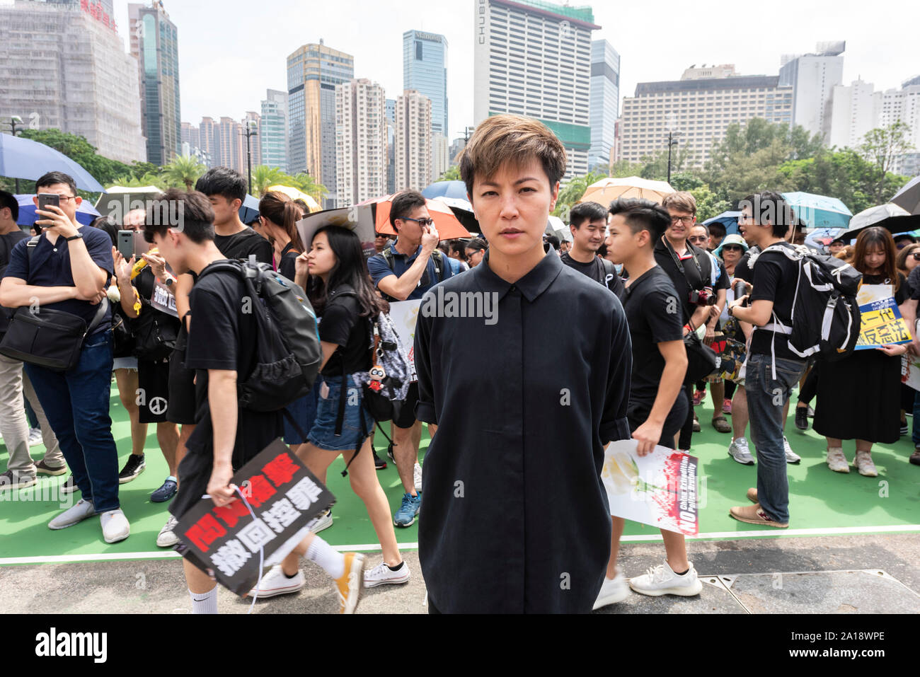 Il cantante Denise Ho si unisce alla protesta. Manifestanti marzo a Hong Kong contro la legge in materia di estradizione presentata dal Chief Executive Carrie Lam. Sospensione di th Foto Stock