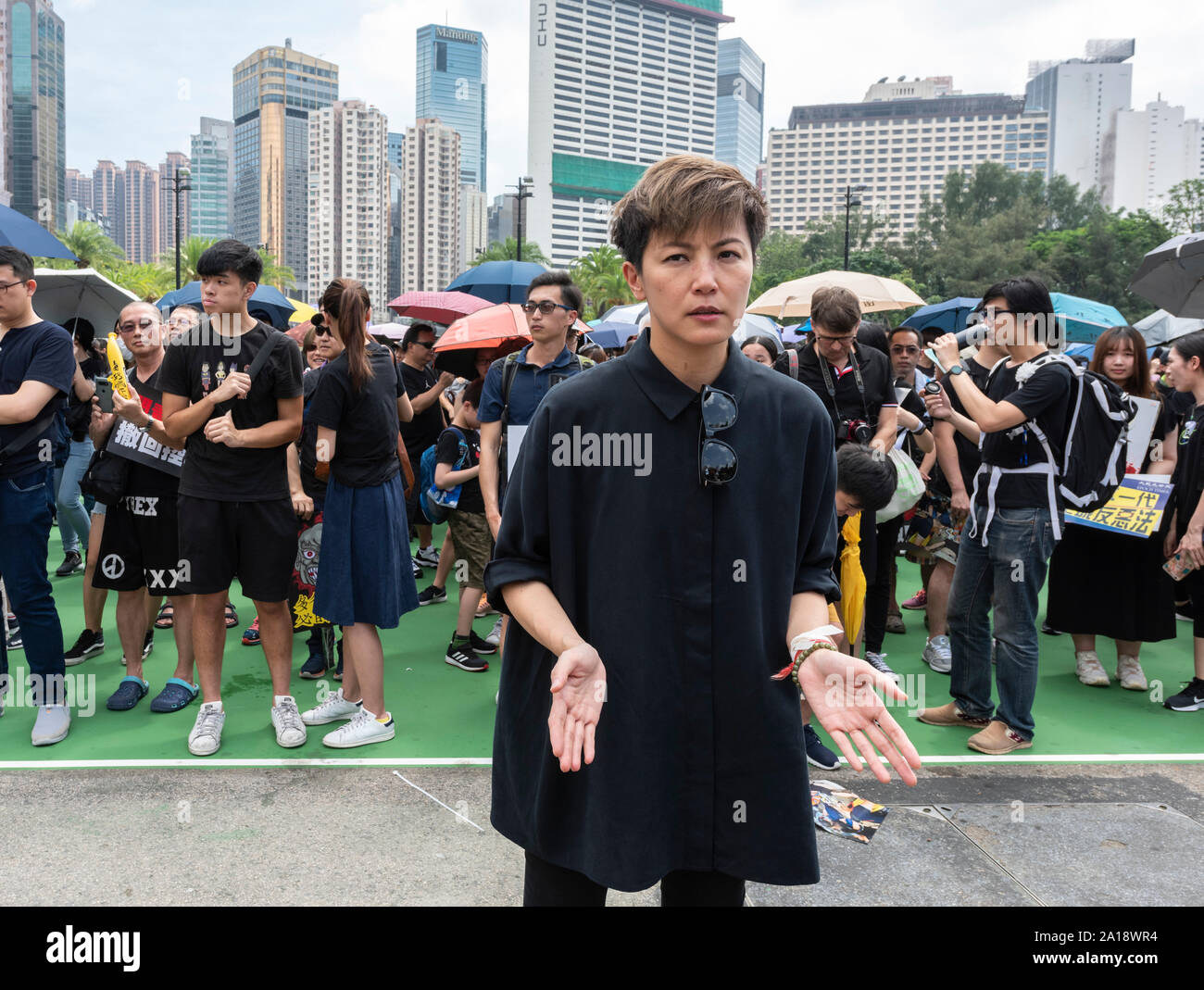 Il cantante Denise Ho si unisce alla protesta. Manifestanti marzo a Hong Kong contro la legge in materia di estradizione presentata dal Chief Executive Carrie Lam. Sospensione di th Foto Stock