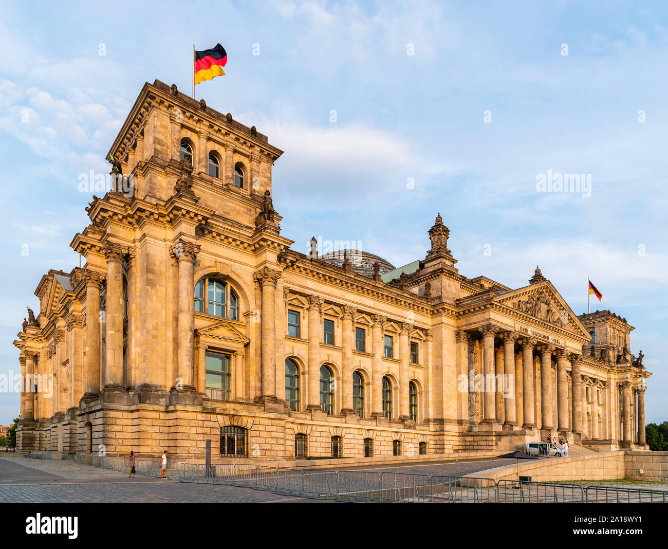 Berlino, Germania - 28 Luglio 2019: vista panoramica del famoso palazzo del Reichstag, sede del parlamento tedesco, Deutscher Bundestag, al tramonto Foto Stock