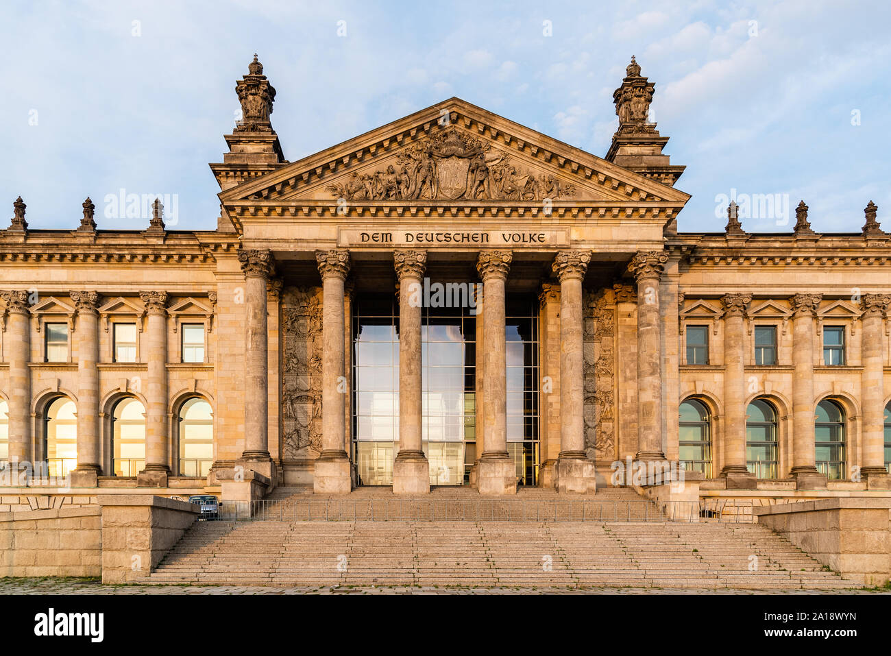 Berlino, Germania - 28 Luglio 2019: vista del famoso palazzo del Reichstag, sede del parlamento tedesco, Deutscher Bundestag, al tramonto Foto Stock