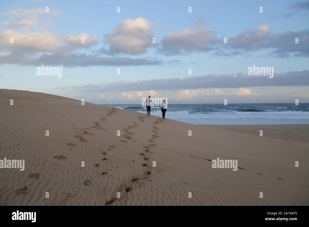 Strandfreunde über den Dünen Südafrikas Foto Stock