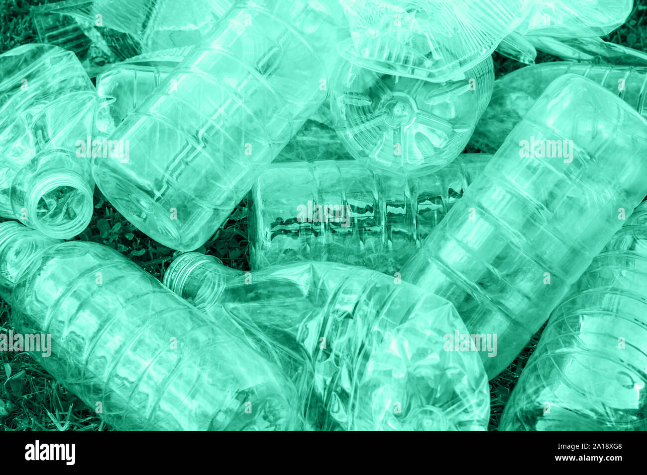 Pila di usato verde bottiglie di plastica, il concetto di ecologia. Separazione dei rifiuti nozione. Foto Stock