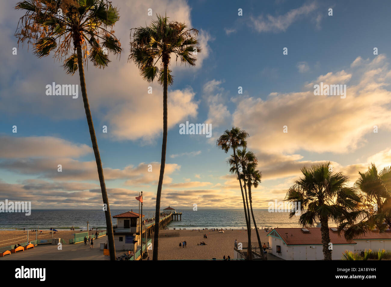 Le palme sulla spiaggia di Manhattan e il molo sul tramonto a Los Angeles in California Foto Stock