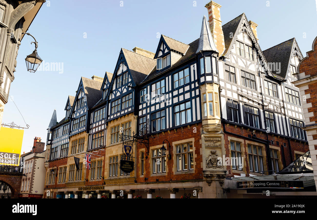 The Chester Grosvenor Hotel che costruire in stile Tudor tradizionale. Panorama foto di 2 scatti. Foto Stock