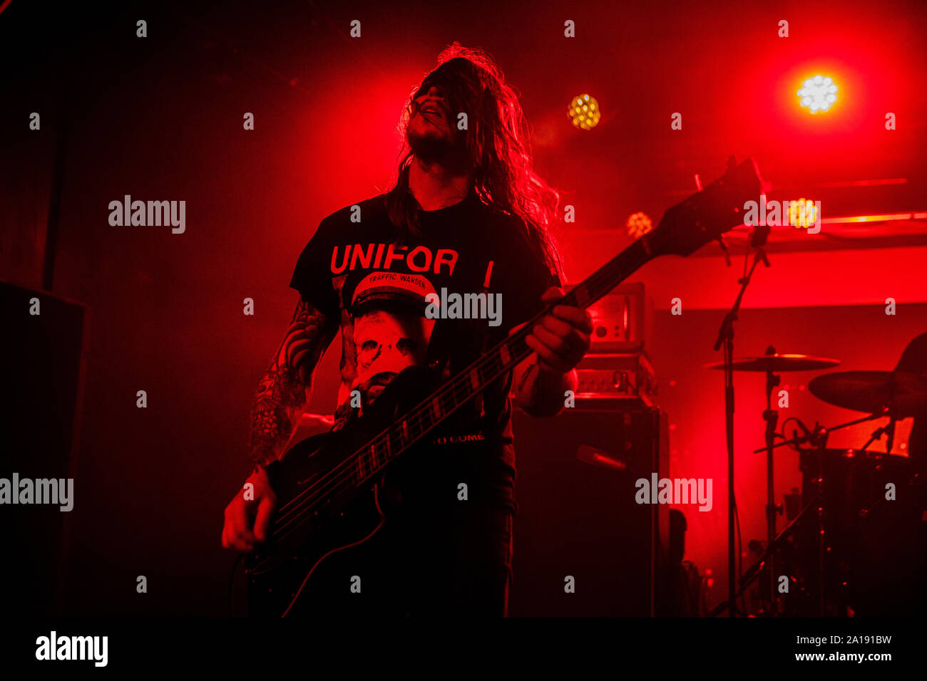 Danimarca Copenhagen - Settembre 23, 2019. La American metal band Deafheaven esegue un concerto dal vivo a VEGA in Copenhagen. Qui il bassista Chris Johnson è visto dal vivo sul palco. (Photo credit: Gonzales foto - Pietro Troest). Foto Stock