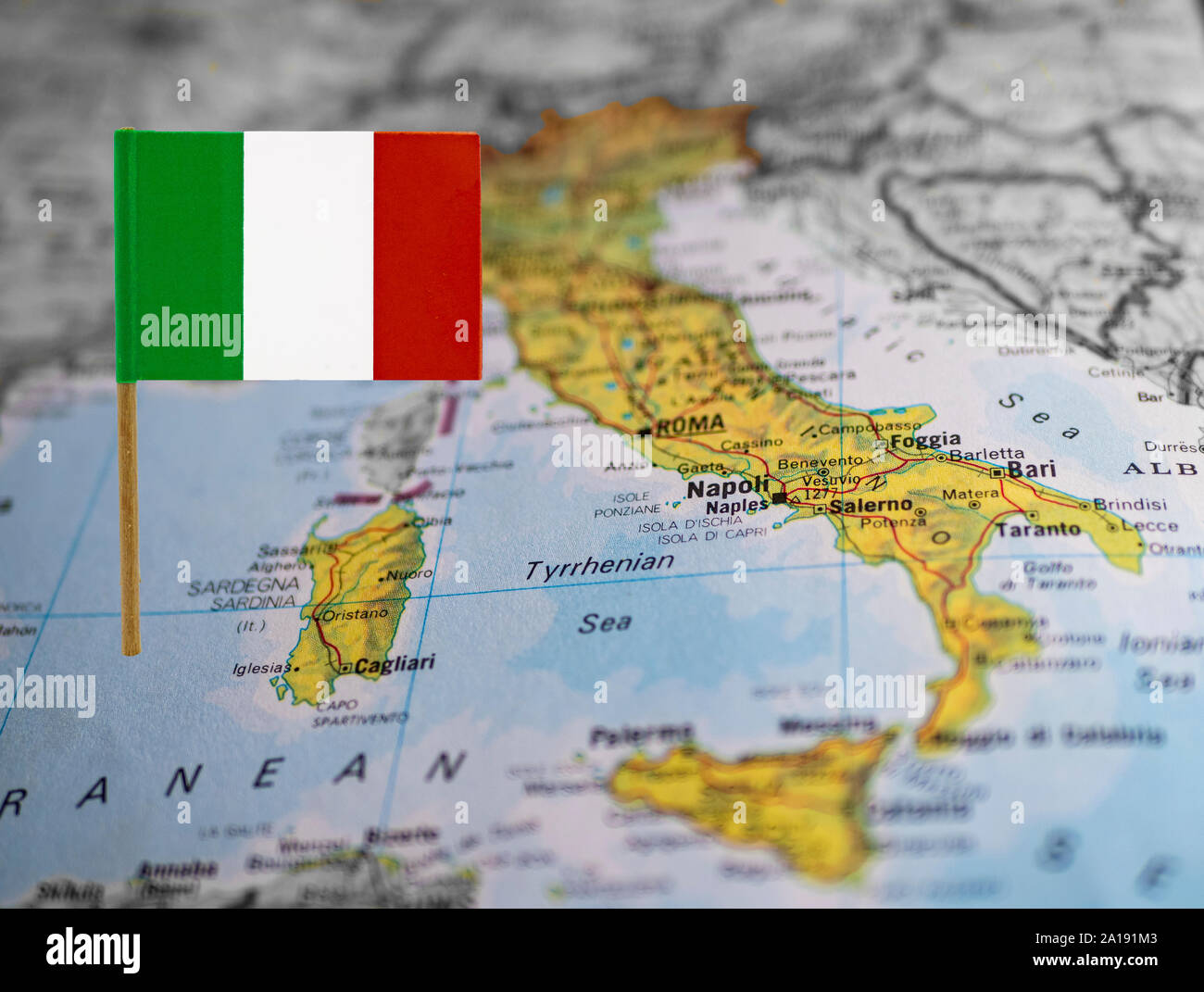 Mappa di Italia con bandiera nazionale sulla parte anteriore Foto Stock