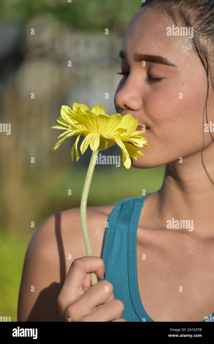 Una femmina e il profumo di fiori Foto Stock