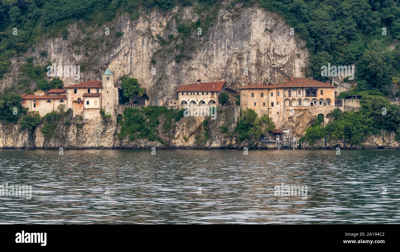 Superba vista della bellissima Eremo di Santa Caterina del Sasso si affaccia sul Lago Maggiore, Italia Foto Stock