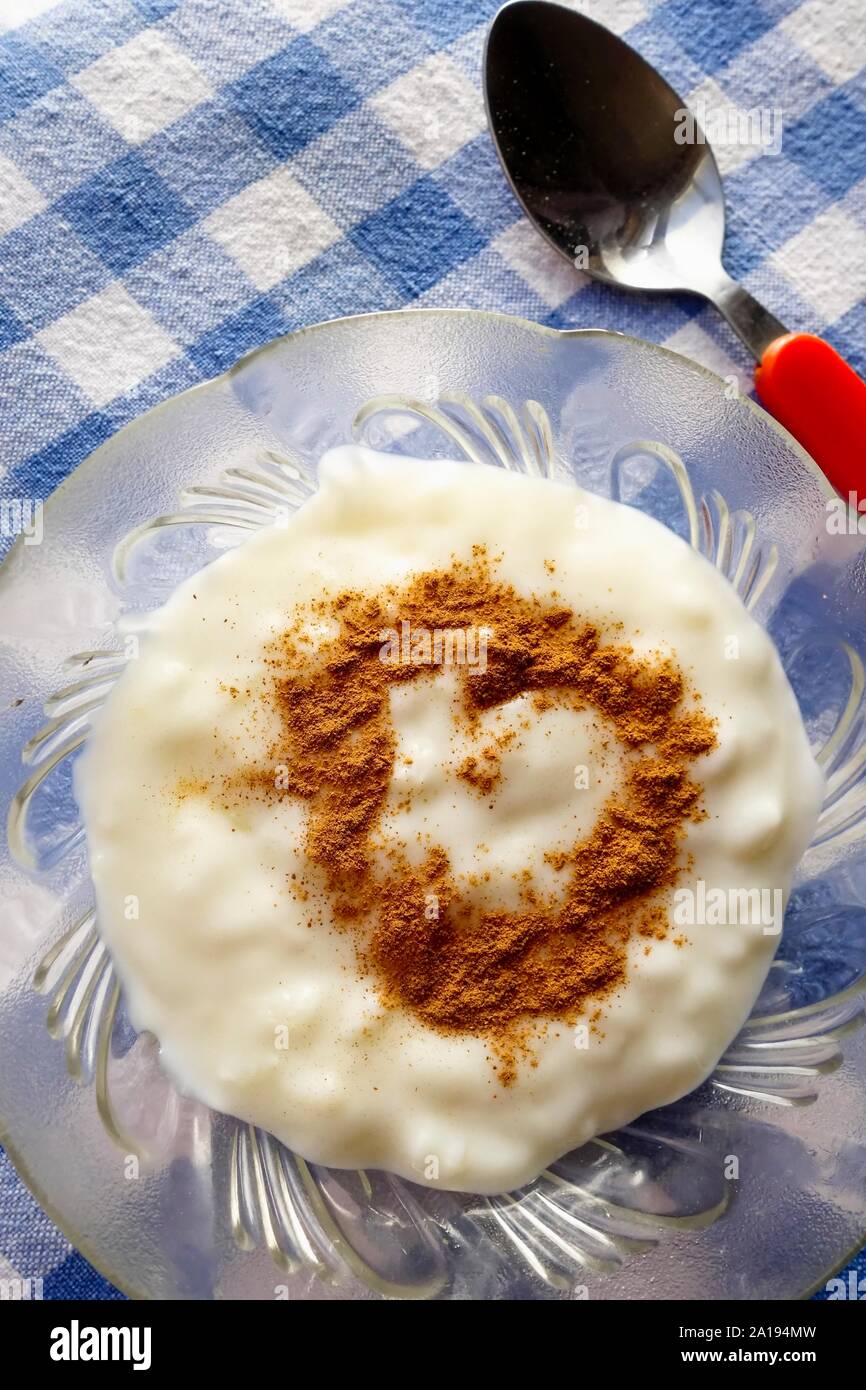 La cucina greca.Rizogalo tradizionale 'Politiko' aroma vaniglia con cannella budino di riso Foto Stock