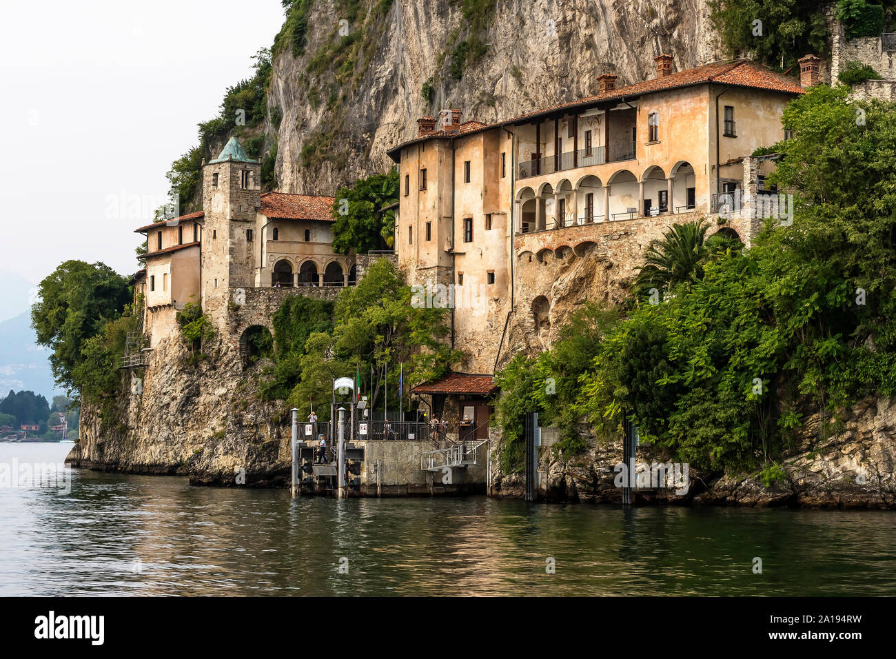 Superba vista della bellissima Eremo di Santa Caterina del Sasso si affaccia sul Lago Maggiore, Italia Foto Stock