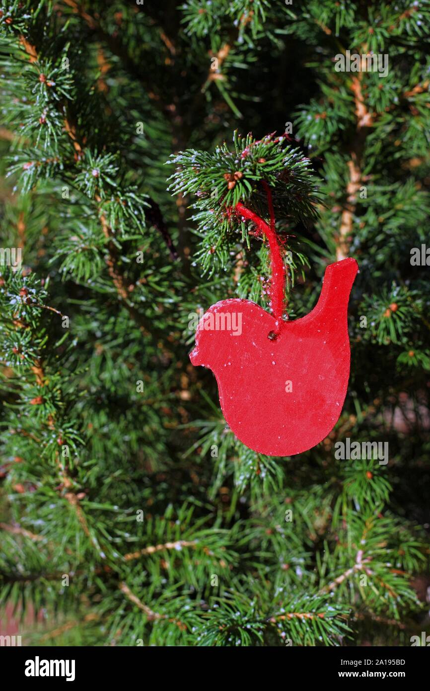 Vacanza in rosso e bianco vintage decorazioni su un abete per Natale Foto Stock
