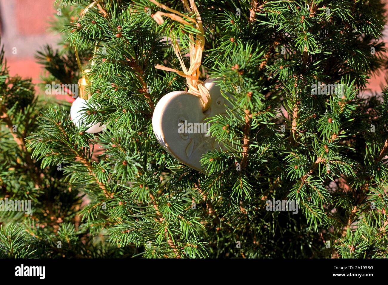 Vacanza in rosso e bianco vintage decorazioni su un abete per Natale Foto Stock