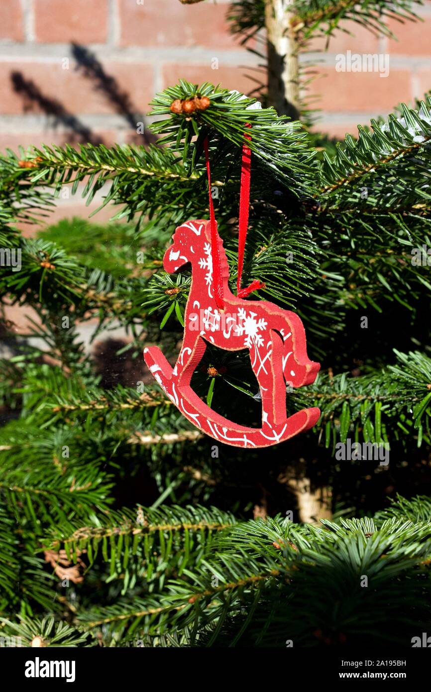 Vacanza in rosso e bianco vintage decorazioni su un abete per Natale Foto Stock