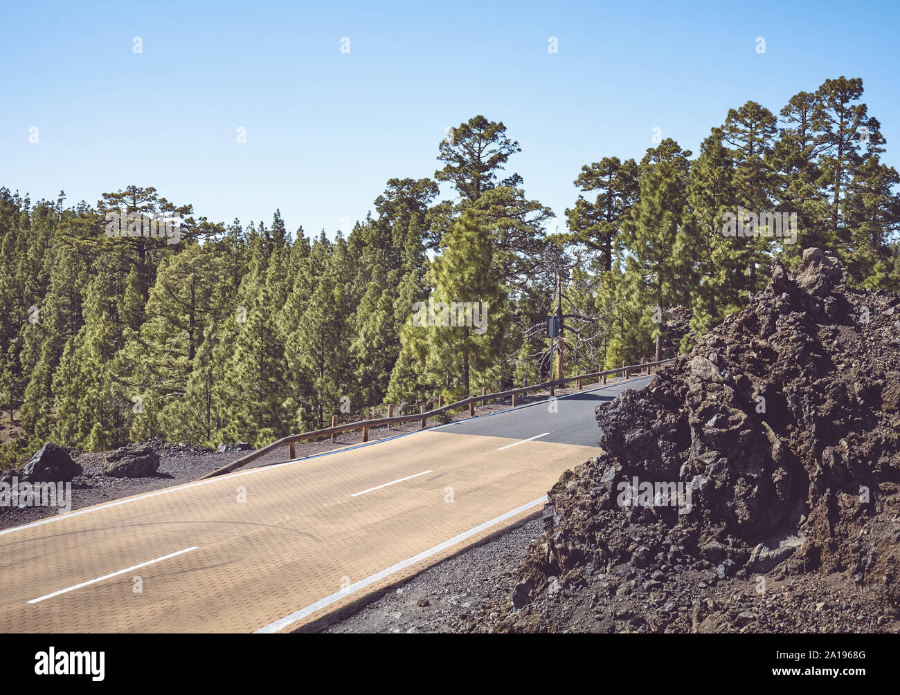Strada panoramica nel Parco Nazionale del Teide, tonificazione del colore applicato, Tenerife, Spagna. Foto Stock