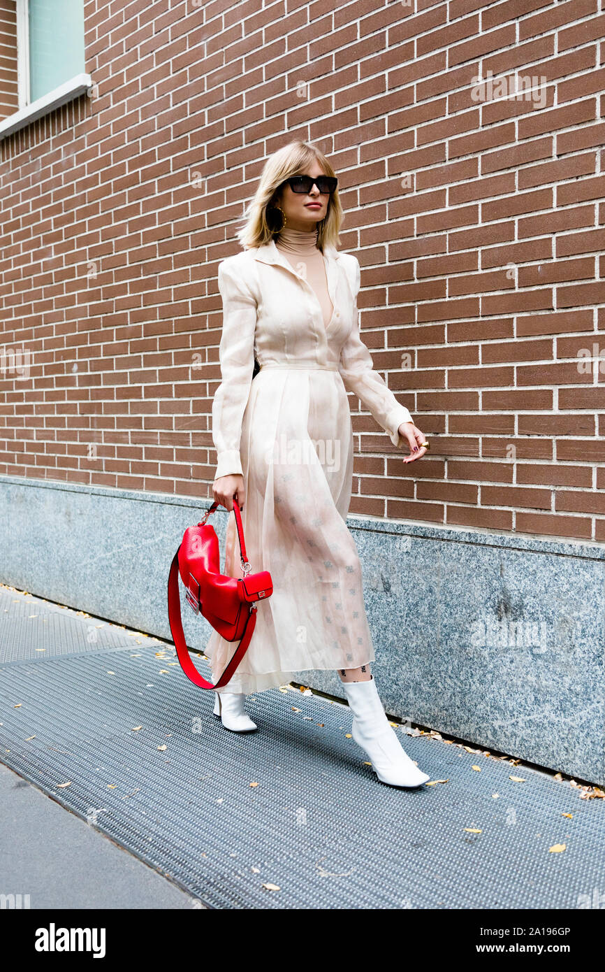 La gente alla moda presso l'arrivo di Fendi Fashion show in occasione della Settimana della moda di Milano Primavera - Estate 2020 Foto Stock
