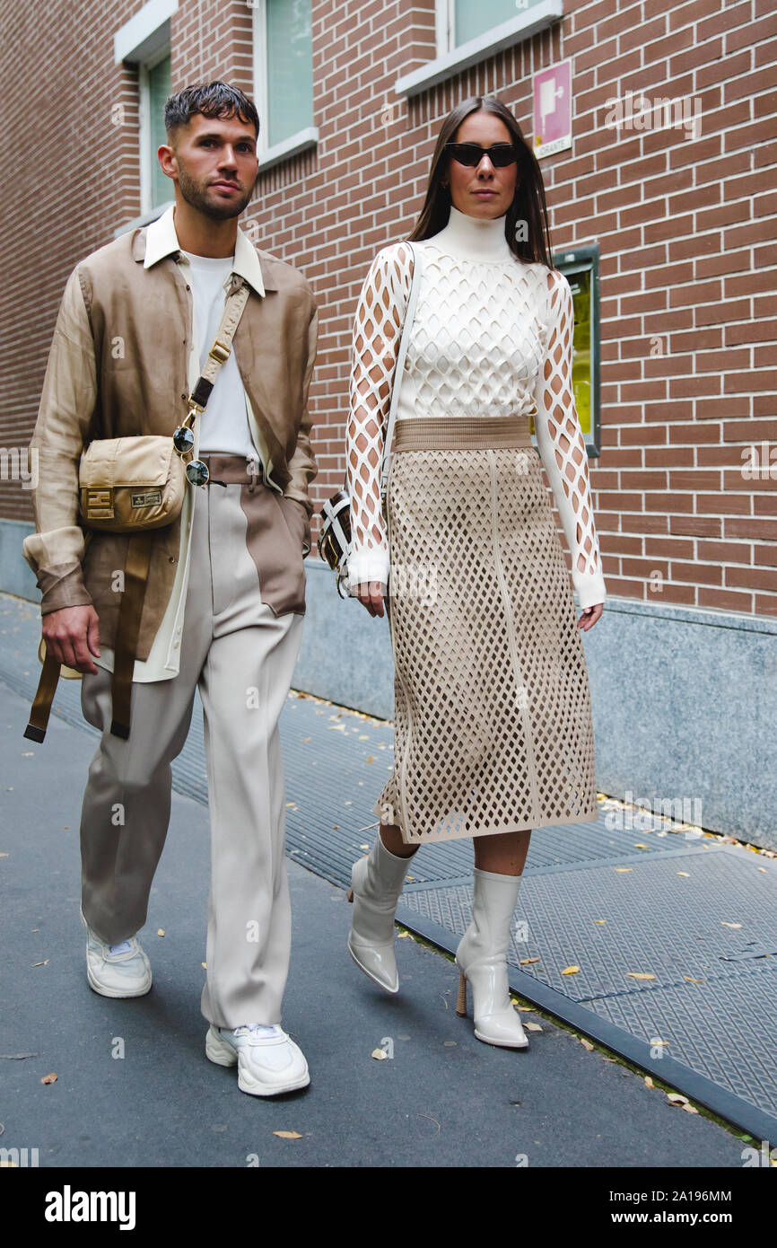 I modelli posano per una foto al di fuori del Fendi Fashion show in occasione della Settimana della moda di Milano Primavera - Estate 2020 Foto Stock