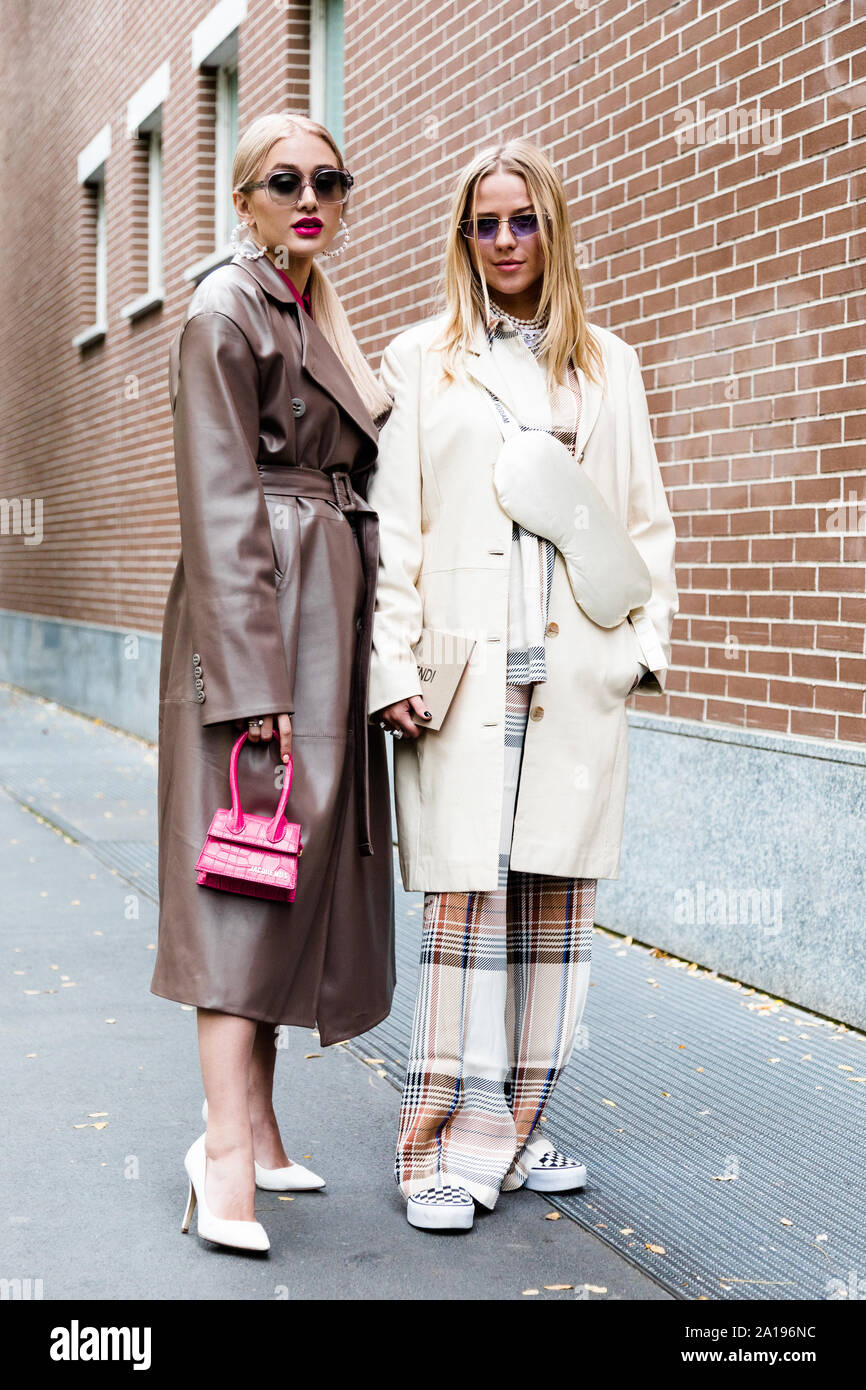 I modelli posano per una foto al di fuori del Fendi Fashion show in occasione della Settimana della moda di Milano Primavera - Estate 2020 Foto Stock