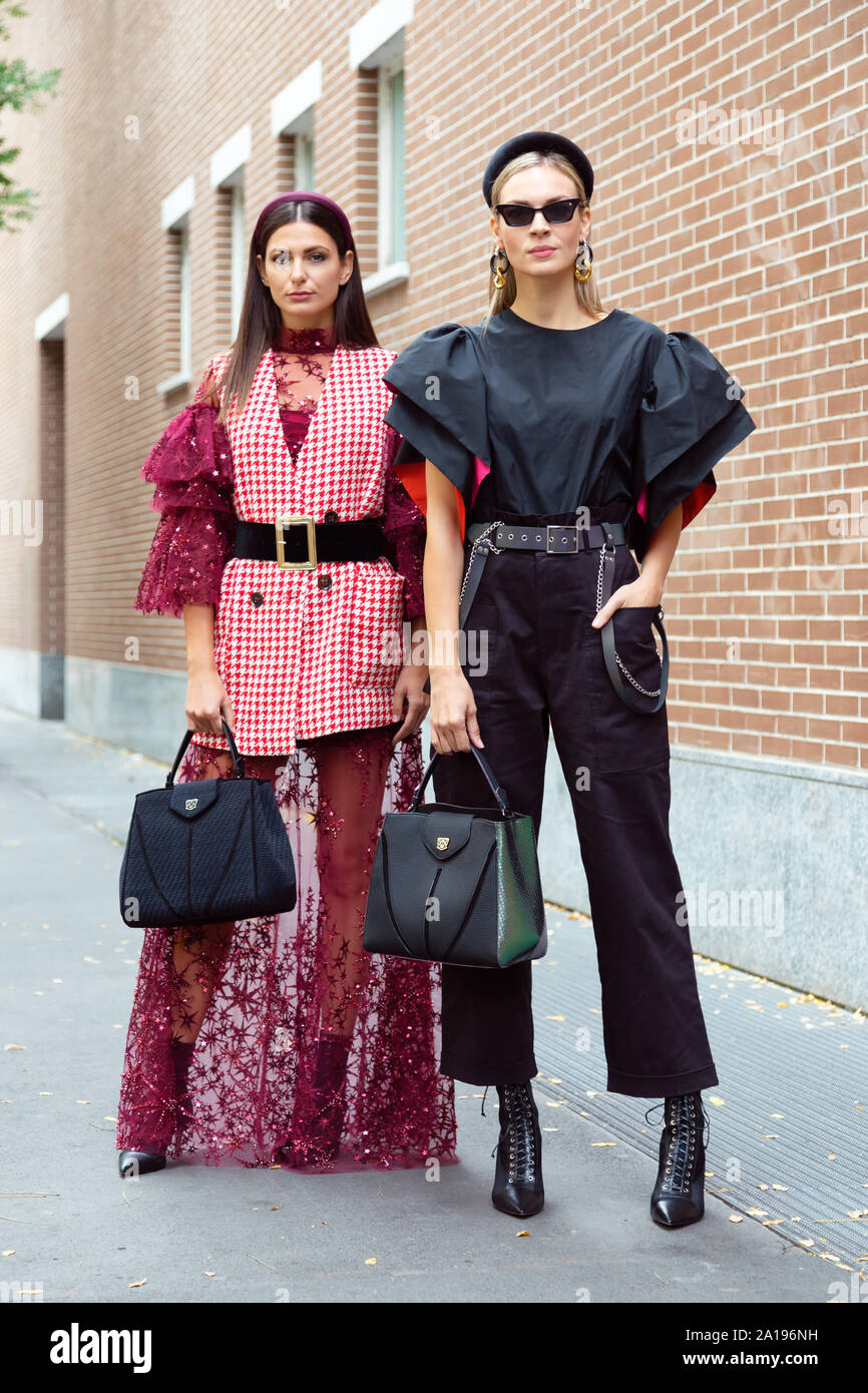 I modelli posano per una foto al di fuori del Fendi Fashion show in occasione della Settimana della moda di Milano Primavera - Estate 2020 Foto Stock
