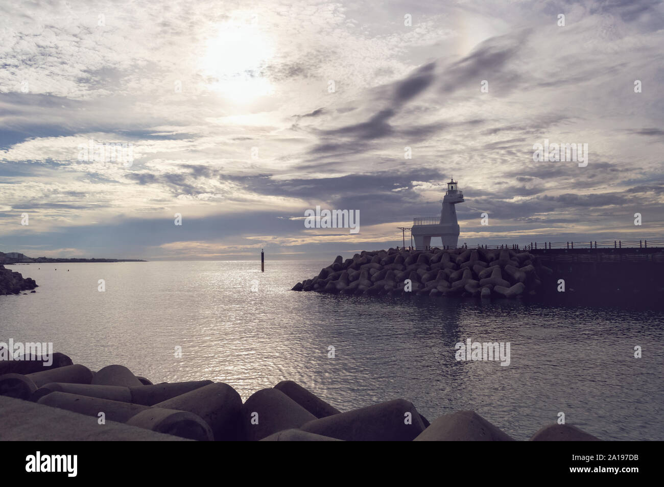 Vista tramonto a Jeju Island vicino Iho Tewoo spiaggia con cavallo bianco a forma di vista del faro Foto Stock