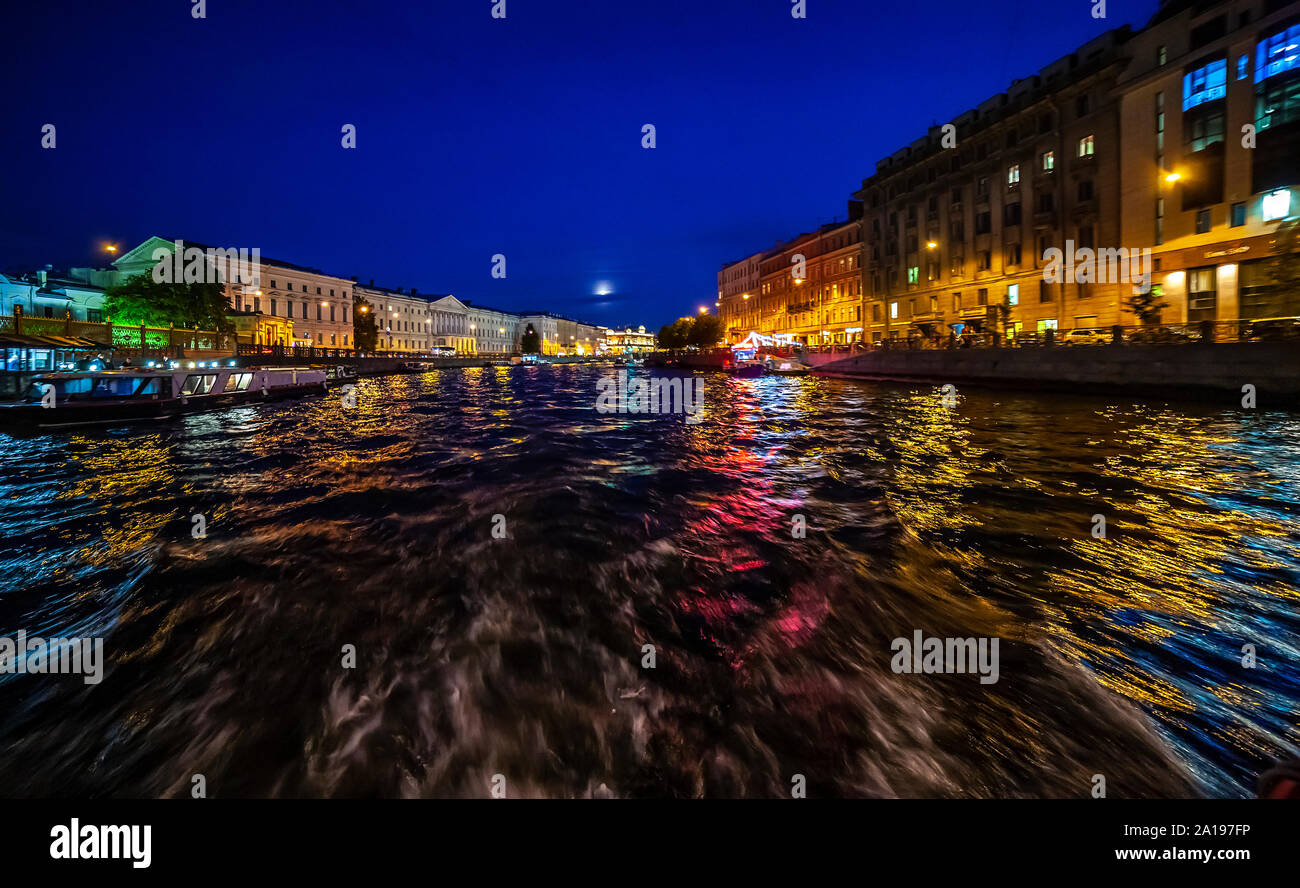 Guardando i luoghi fuori della poppa di un'imbarcazione da diporto sul canale fontanka, San Pietroburgo, Russia. Foto Stock