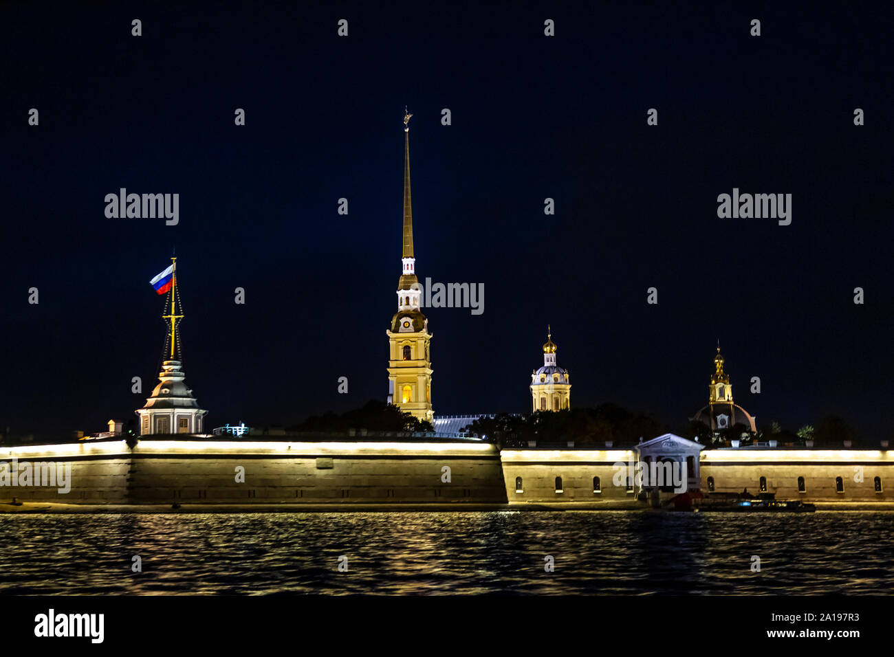 San Pietro e Paolo fortezza sull isola Zayachy accesa durante la serata dal piacere di una crociera sul fiume Neva, San Pietroburgo Russia. Foto Stock