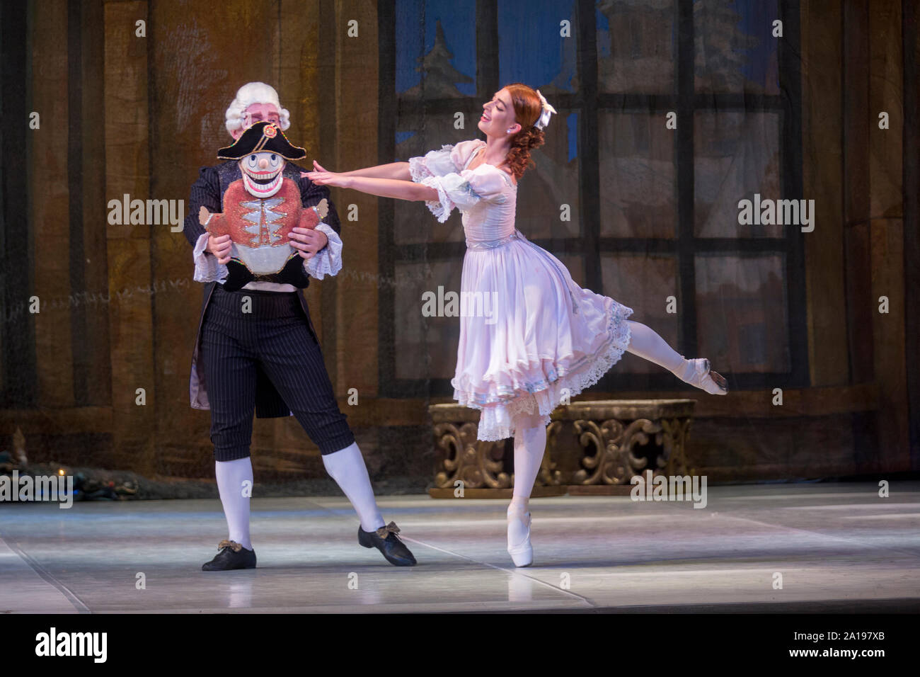 Drosselmeyer presenta una bambola per la ragazza Masha nel balletto Schiaccianoci di Voronezh Opera e balletto sullo stadio RAMT a Mosca, Russia Foto Stock