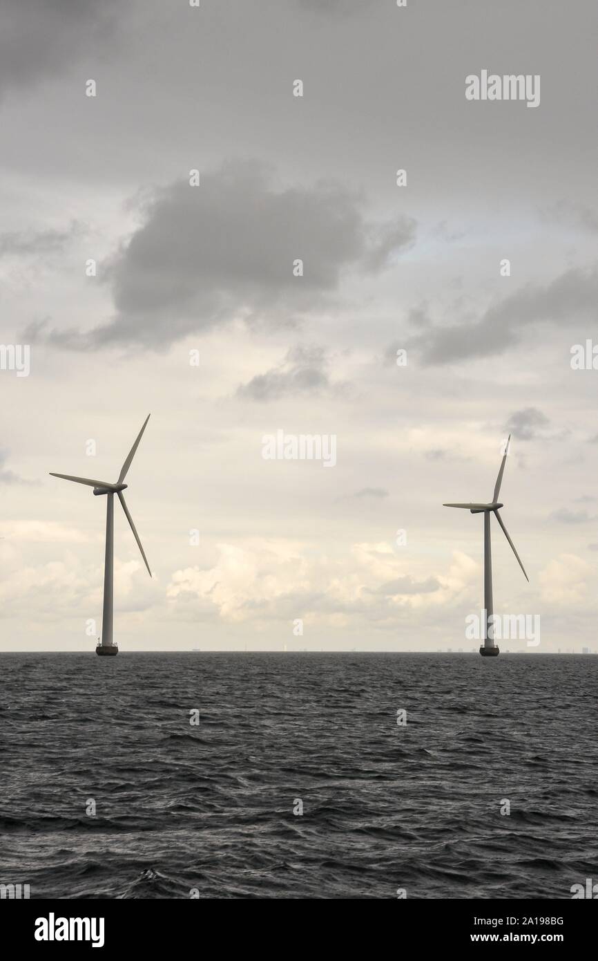 13.08.2019, Middelgrunden è un offshore wind farm in Øresund, circa 3,5 km fuori di Copenhagen, Danimarca. Quando è stato costruito nel 2000, è stata la più grande del mondo fattoria offshore con 20 turbine e una capacità di 40 MW. L'azienda fornisce circa il 4 per cento dell'elettricità per Copenaghen | Utilizzo di tutto il mondo Foto Stock