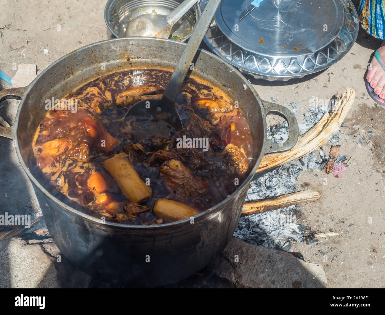 La cottura di un tipico piatto senegalese per la grande famiglia. Il nome è il pollo Yassa. Il Senegal. L'Africa. Foto Stock