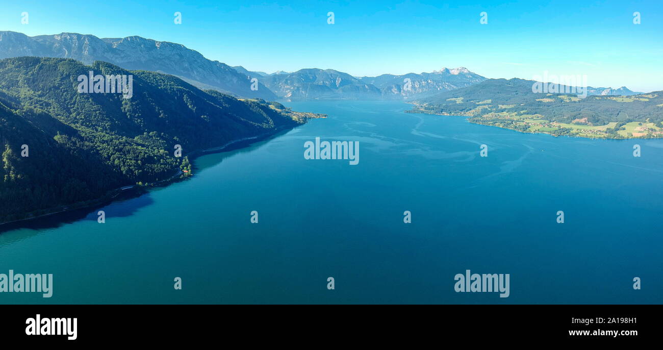 Riprese aeree del lago Attersee nella regione di Salzkammergut austriaca Foto Stock