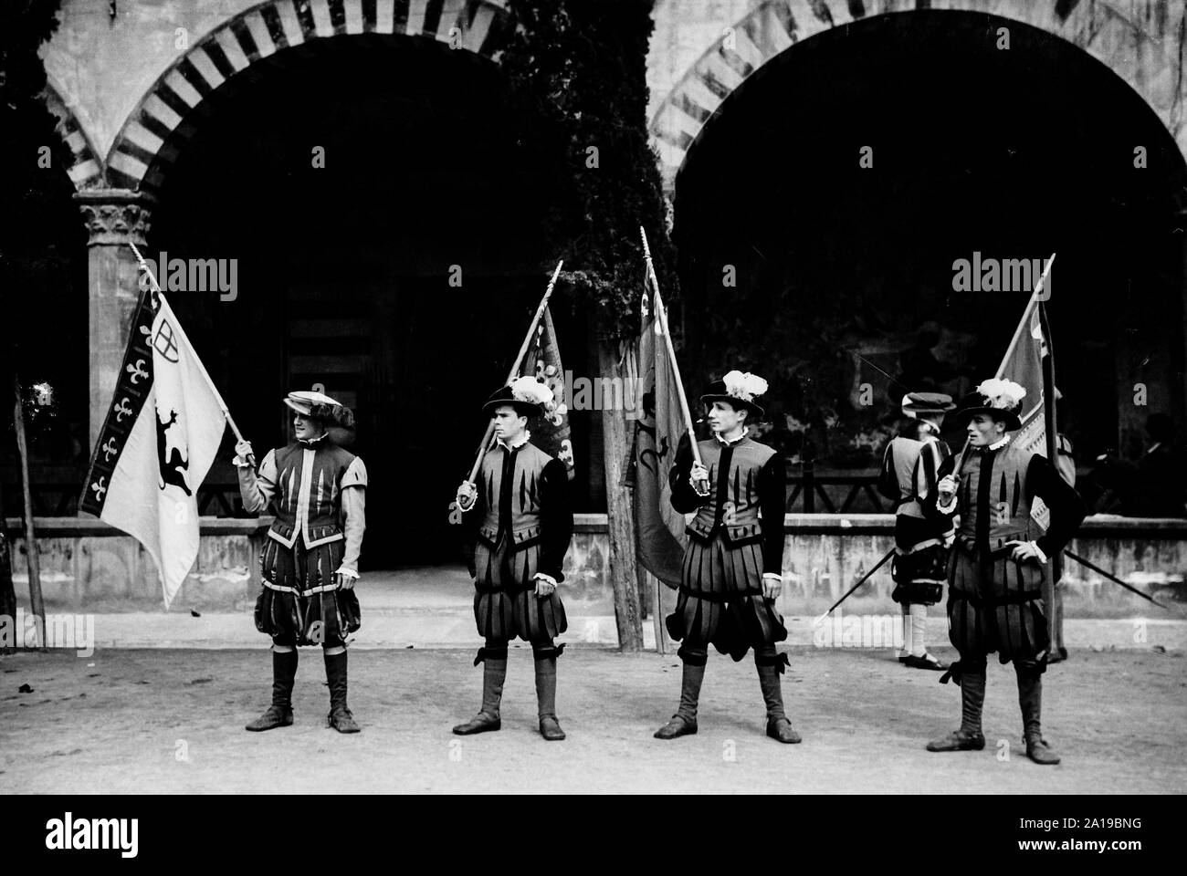 Banderai di quartiere di milizie durante lo storico fiorentino gioco di calcio, Firenze, 1960s Foto Stock