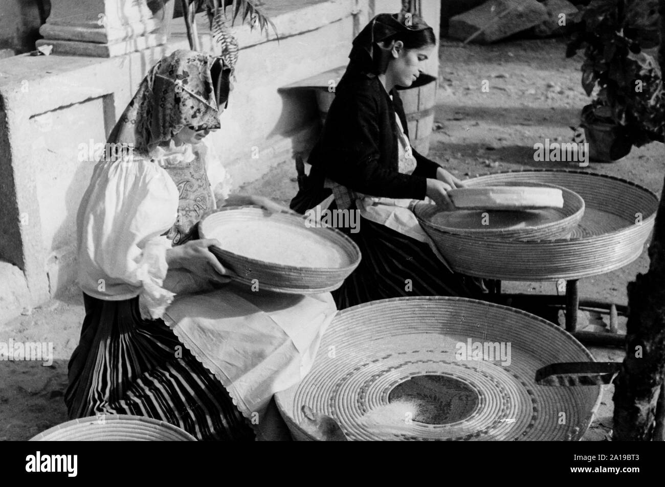 Le donne che preparare la farina per fare il pane, sinnai, Sardegna, 60s Foto Stock